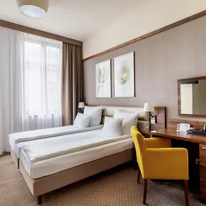 Golden Tulip Center מלון